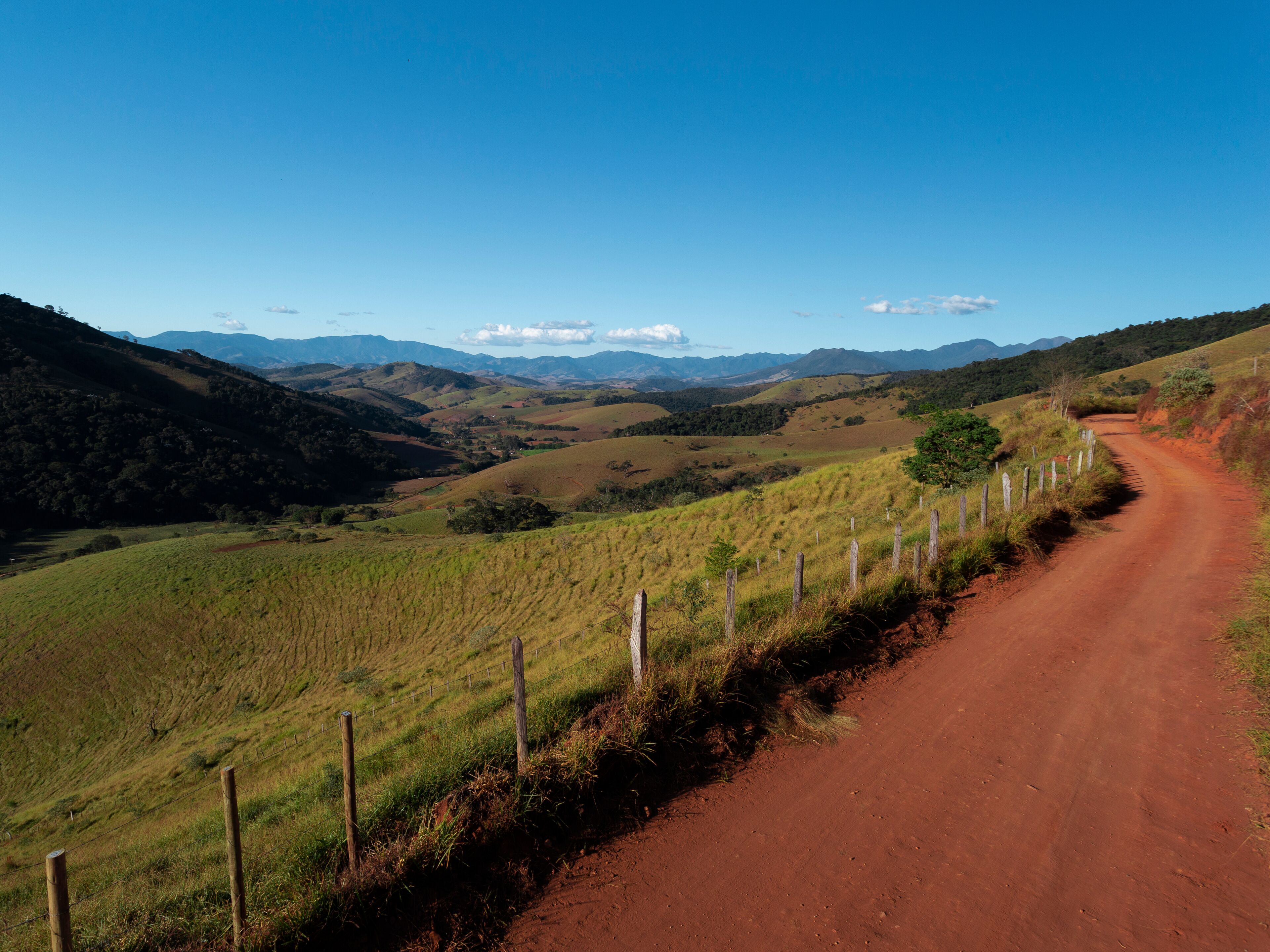 Passa Quatro, Minas Gerais, Brasil: Estrada segundária entre os municípios de Virginha e Passa Quatro na Serra da Mantiqueira com vista da Serra Fina
