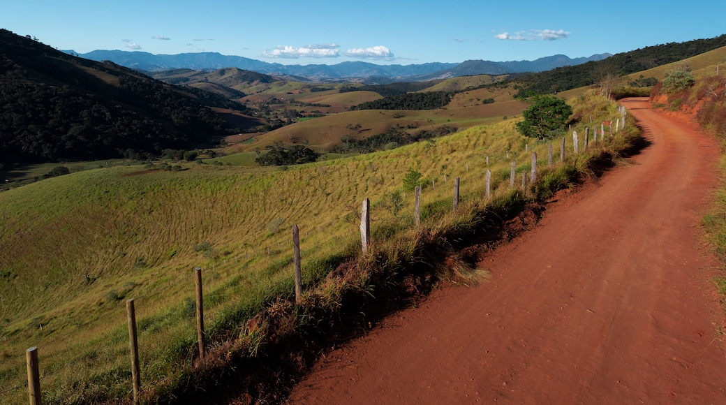 Passa Quatro, Minas Gerais, Brasil: Estrada segundária entre os municípios de Virginha e Passa Quatro na Serra da Mantiqueira com vista da Serra Fina