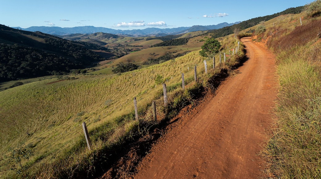 Passa Quatro, Minas Gerais, Brasil: Estrada segundária entre os municípios de Virginha e Passa Quatro na Serra da Mantiqueira com vista da Serra Fina