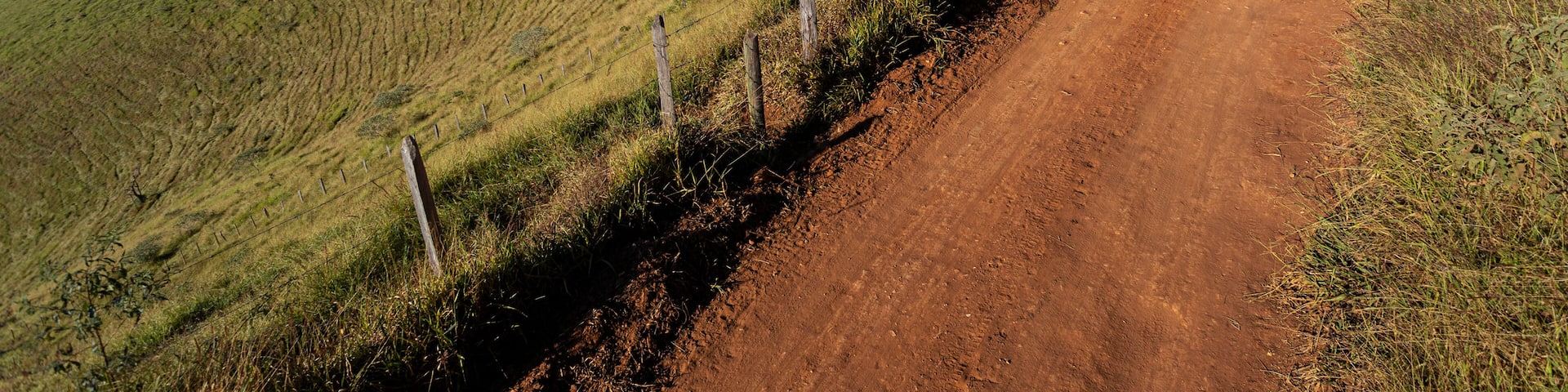 Passa Quatro, Minas Gerais, Brasil: Estrada segundária entre os municípios de Virginha e Passa Quatro na Serra da Mantiqueira com vista da Serra Fina