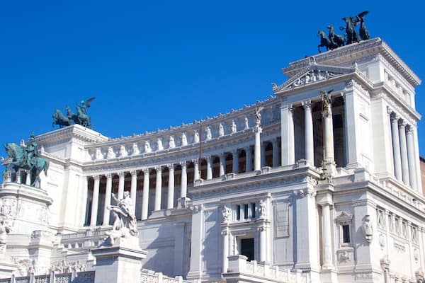 Monumento a Víctor Manuel II mostrando un castillo, elementos del patrimonio y patrimonio de arquitectura