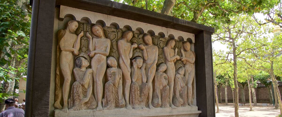 Darmstädter Künstlerkolonie caracterizando um jardim e arte ao ar livre