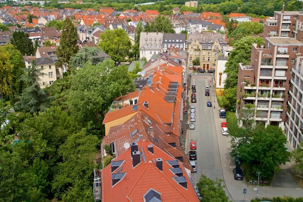 DarmstĂ€dter KĂŒnstlerkolonie mit einem Landschaften und Stadt