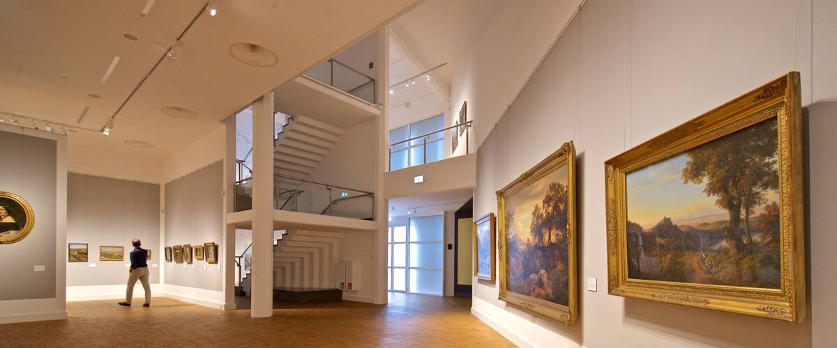 Hessisches Landesmuseum som visar konst och interiörer