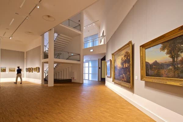 Hessisches Landesmuseum mit einem Innenansichten und Kunst