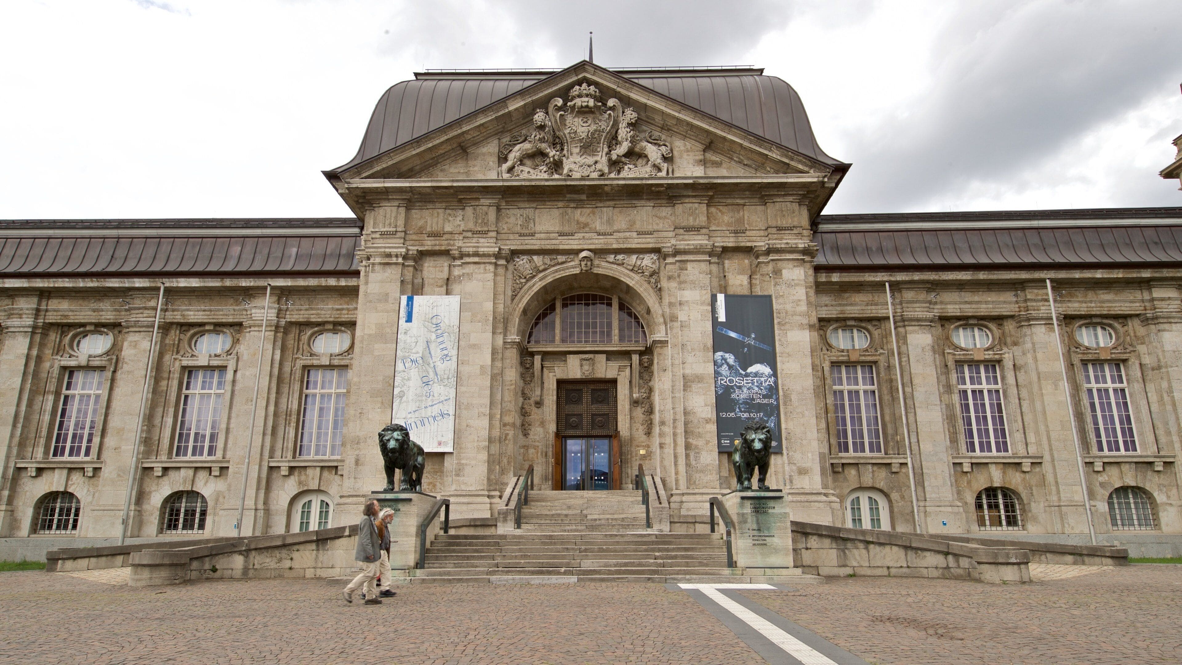 Hessisches Landesmuseum caracterizando arquitetura de patrimônio e cenas de rua assim como um casal