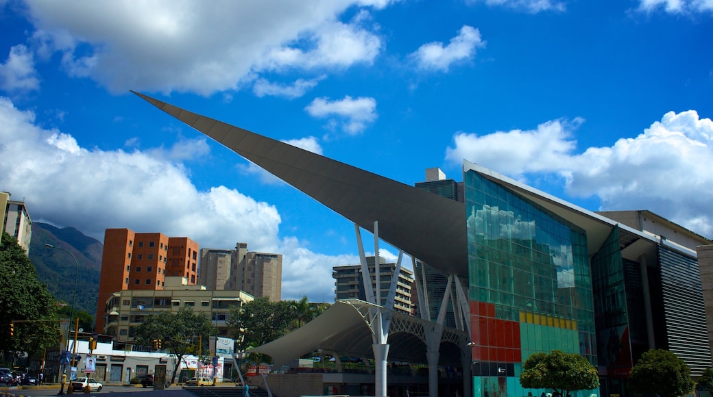Centro comercial Millennium Mall mostrando arquitectura moderna