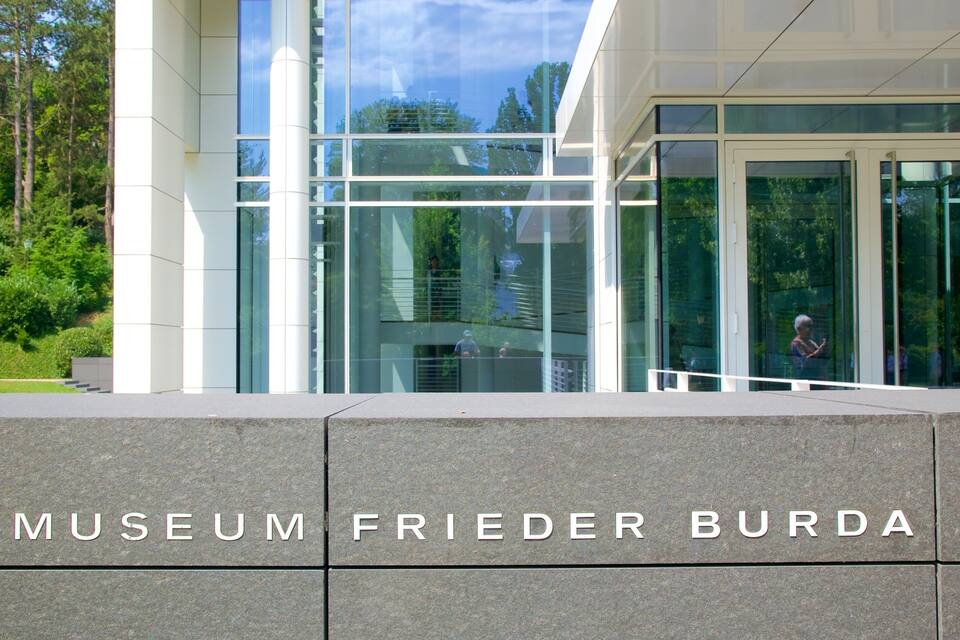 Exterior do Museu Frieder Burda, com arquitetura moderna, janelas de vidro e base de pedra.