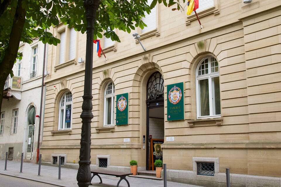 Een historisch gebouw met boogvensters en een opvallende ingang.