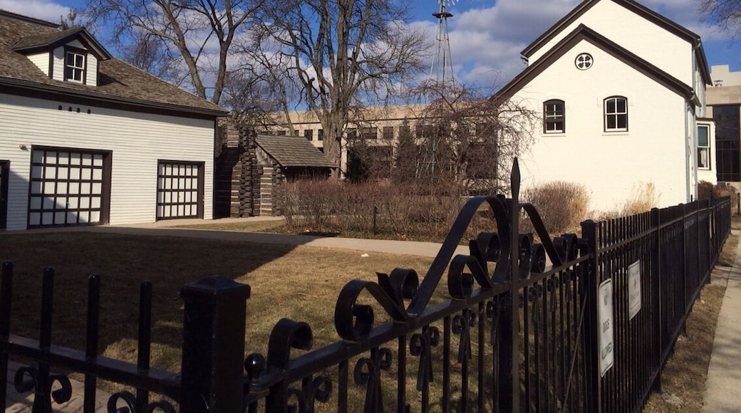 Interesting regional museum located on the premises of a 100 year old pop bottling factory. Tour a log cabin, Victorian manor, and prairie school architecture style home.