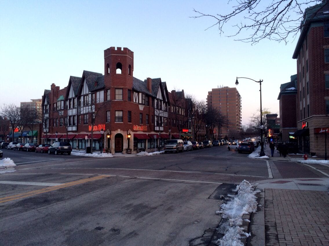 Excellent entertainment district full of restaurants, bars, piano lounge, and theater. One of the best social and dining scenes in the suburbs!