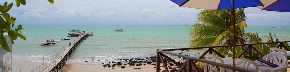 Praia de Pirangi welches beinhaltet allgemeine Küstenansicht und Sandstrand