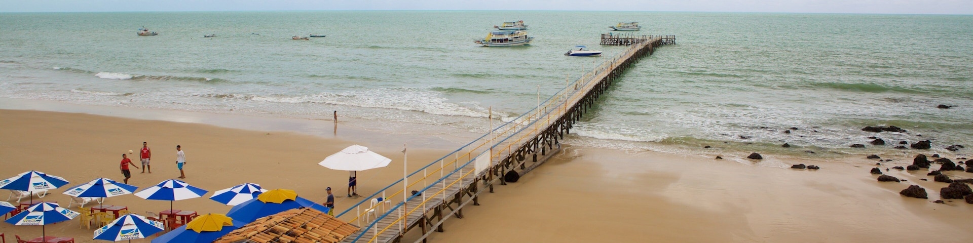 Playa de Pirangi que incluye una playa de arena y vista general a la costa