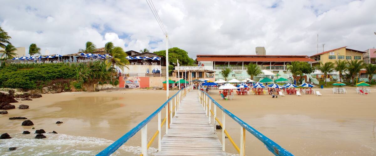 Praia de Pirangi mostrando uma praia de areia, uma cidade litorânea e paisagens litorâneas