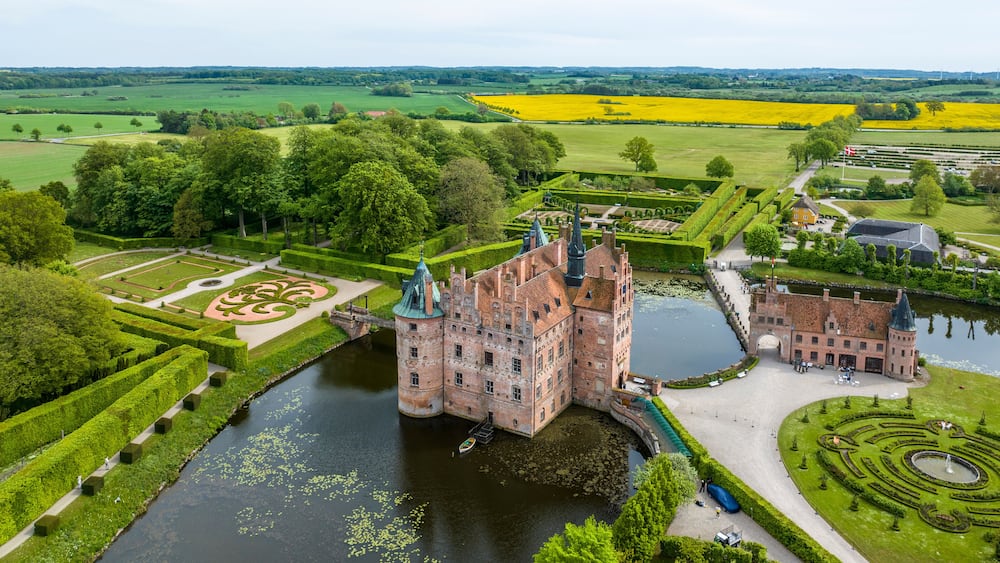 Aerial view, Egeskov Castle with park, Renaissance Garden, Kværndrup, Region Syddanmark, Denmark