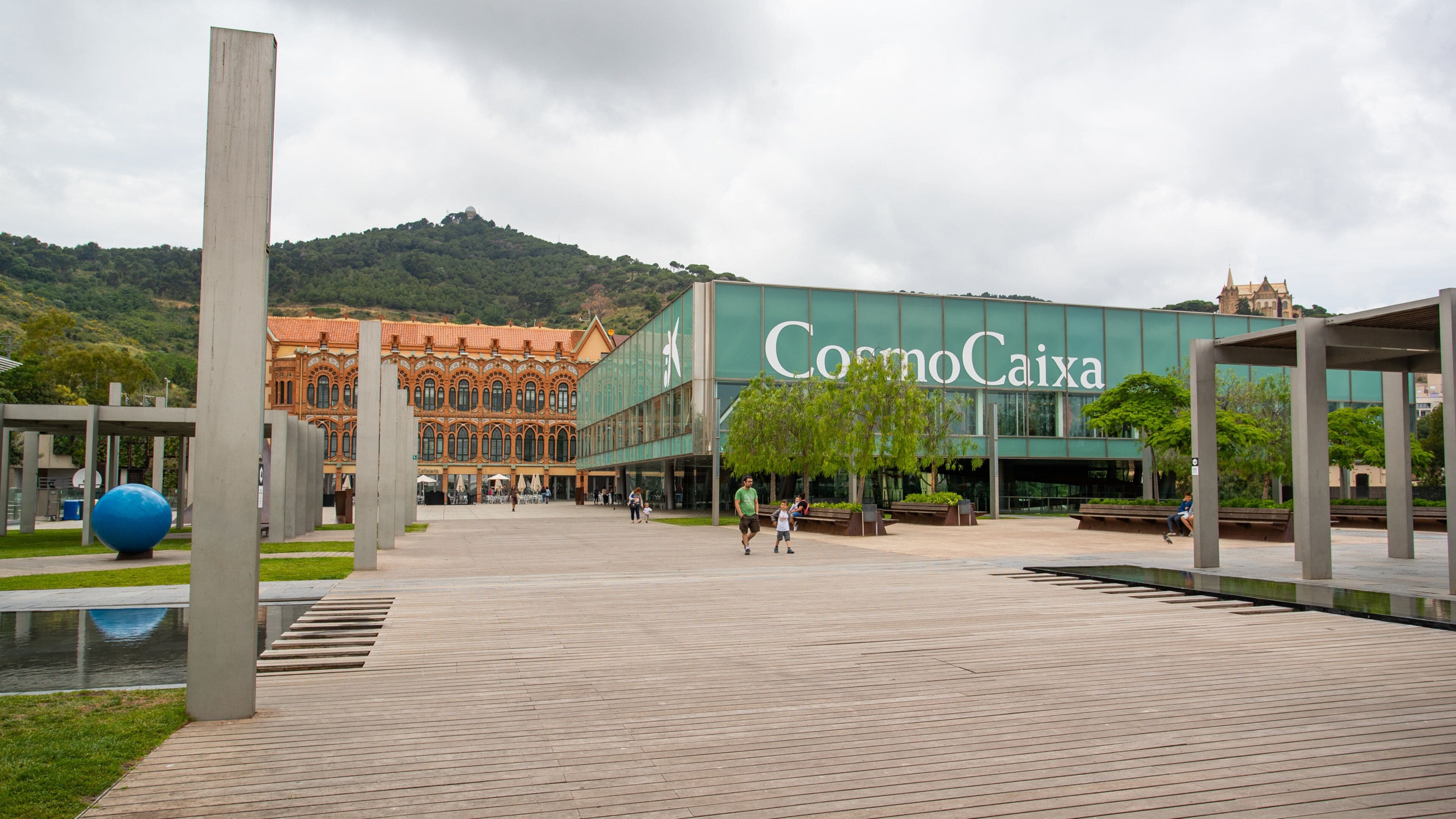 CosmoCaixa featuring a garden as well as a family