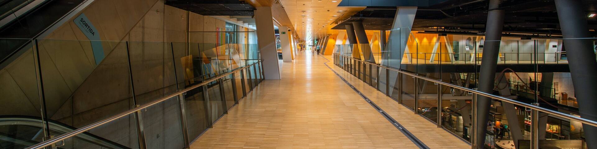 CosmoCaixa featuring interior views