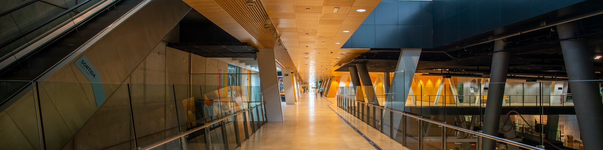 CosmoCaixa featuring interior views