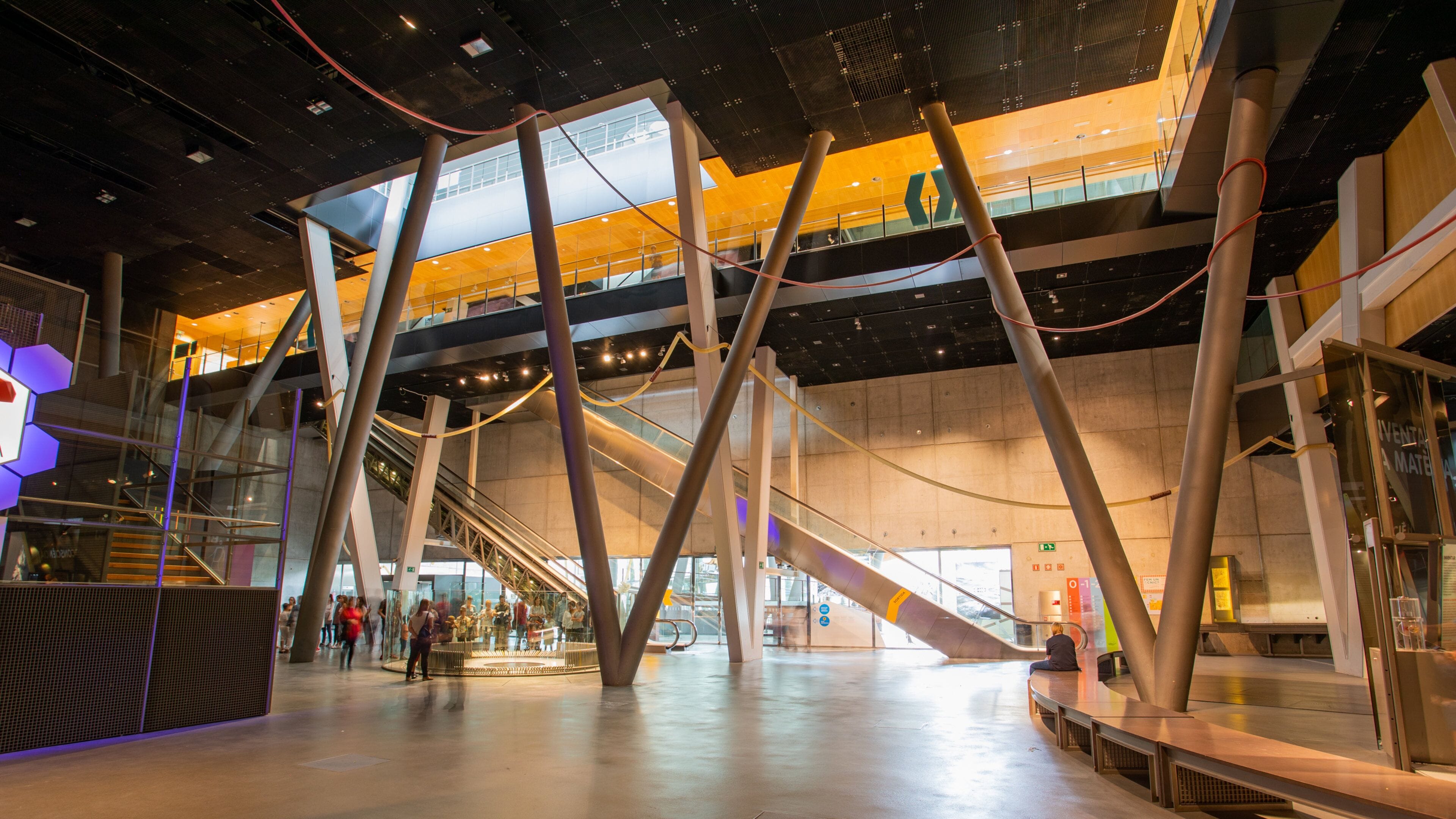 CosmoCaixa featuring interior views