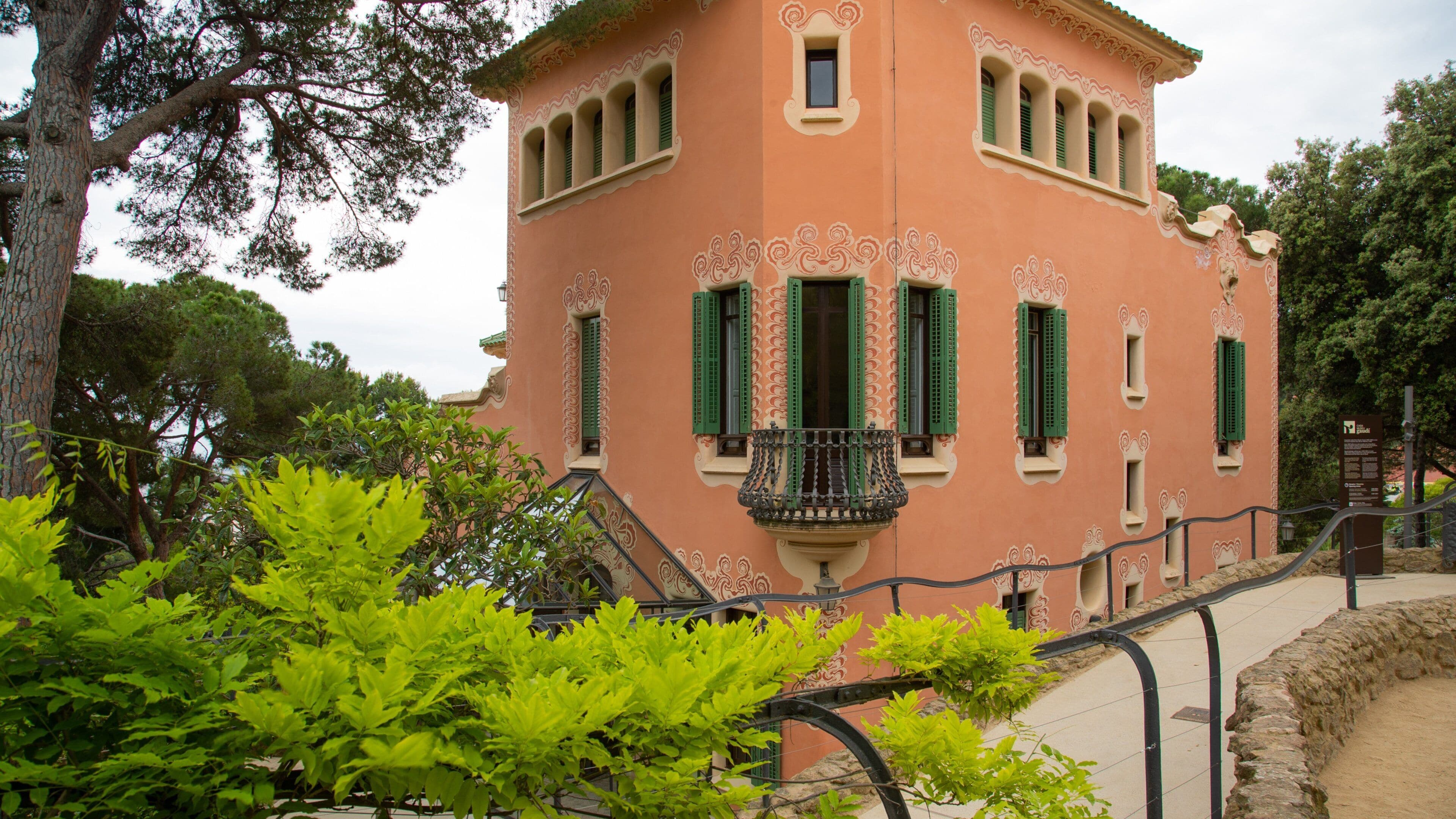 Gaudi House Museum showing a house and heritage elements
