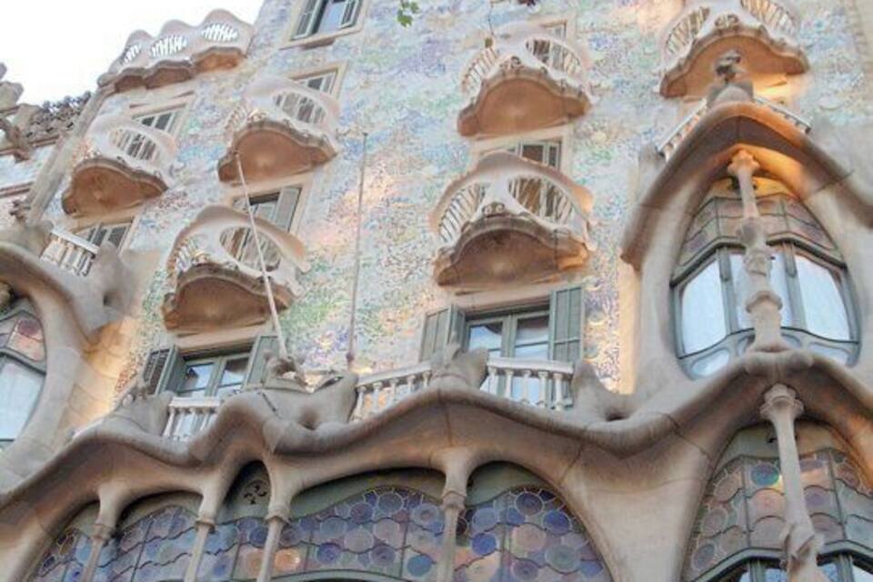 Un edificio de arquitectura singular y con múltiples balcones.