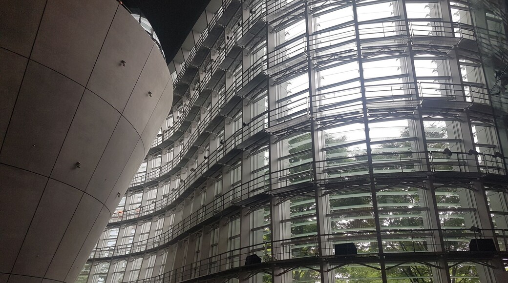 Glass, glass and more glass... what better way to store art than in a artform like this building. Buildings are beautiful. Buildings are art.
#stunningstructures