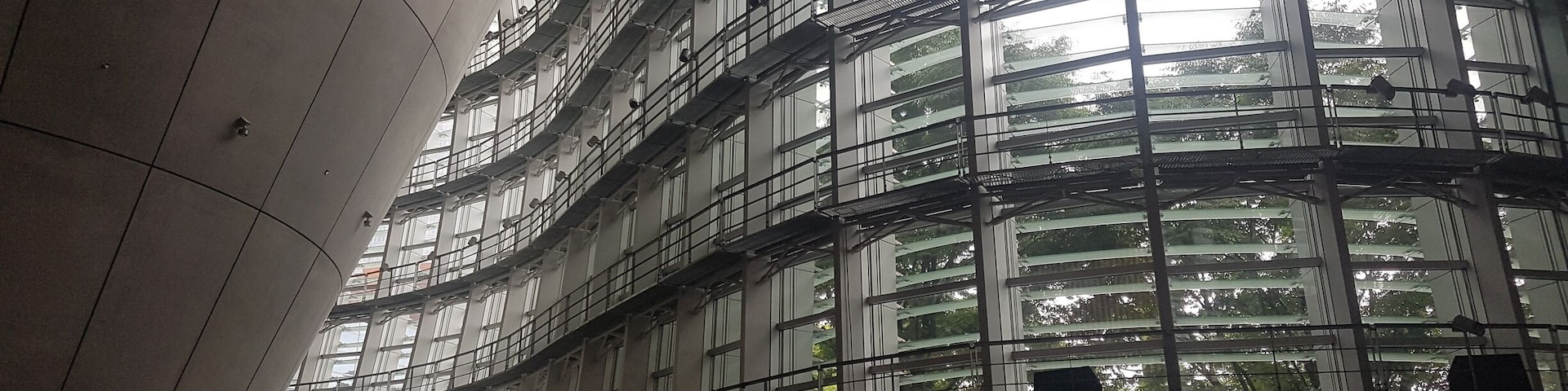 Glass, glass and more glass... what better way to store art than in a artform like this building. Buildings are beautiful. Buildings are art.
#stunningstructures