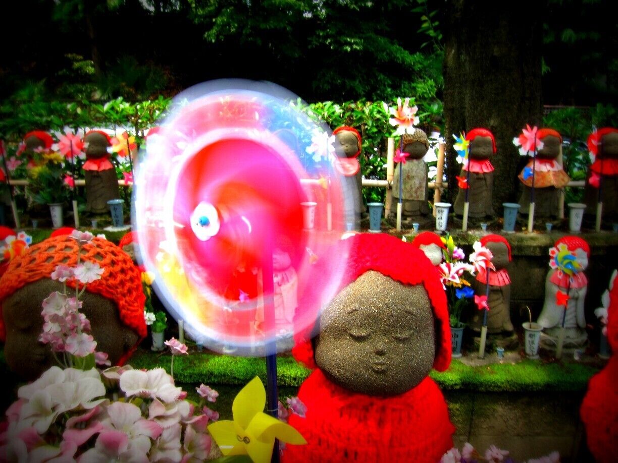 Zojoji is a temple that sits in the neighborhood just behind Tokyo Tower. It's a main temple of the Jodo sect of Japanese Buddhism. If this image looks familiar, it was featured as the back cover photo of the latest Frommers guide to Japan! (We were honored.)