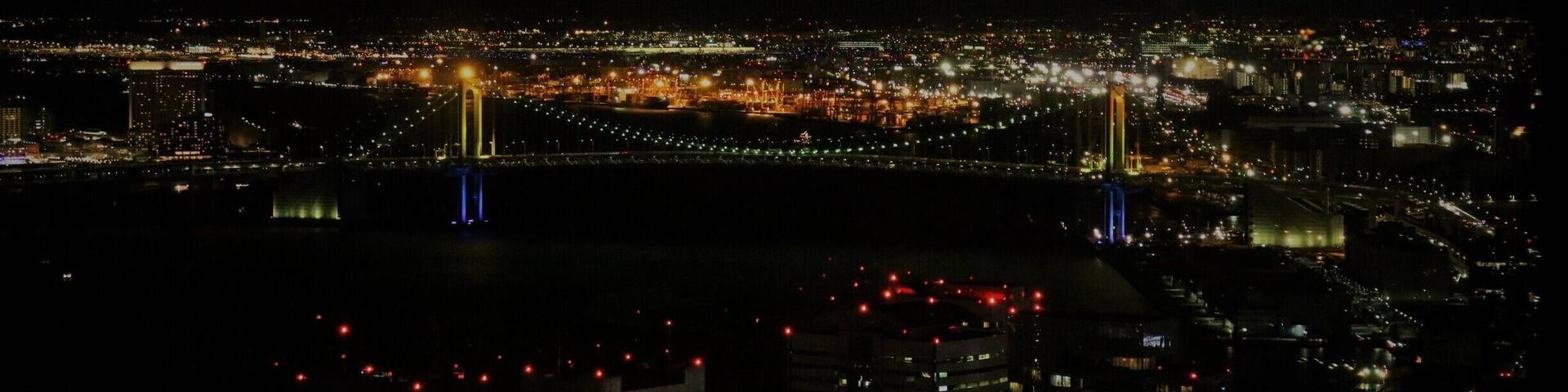 This is a view of the RAINBOW BRIDGE, apt to the name, from the sky view of Caretta Shiodome mall.