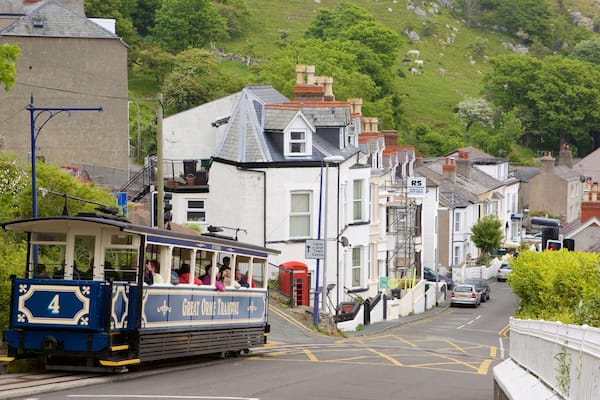 Great Orme Tramway das einen Straßenszenen und Eisenbahnbetrieb