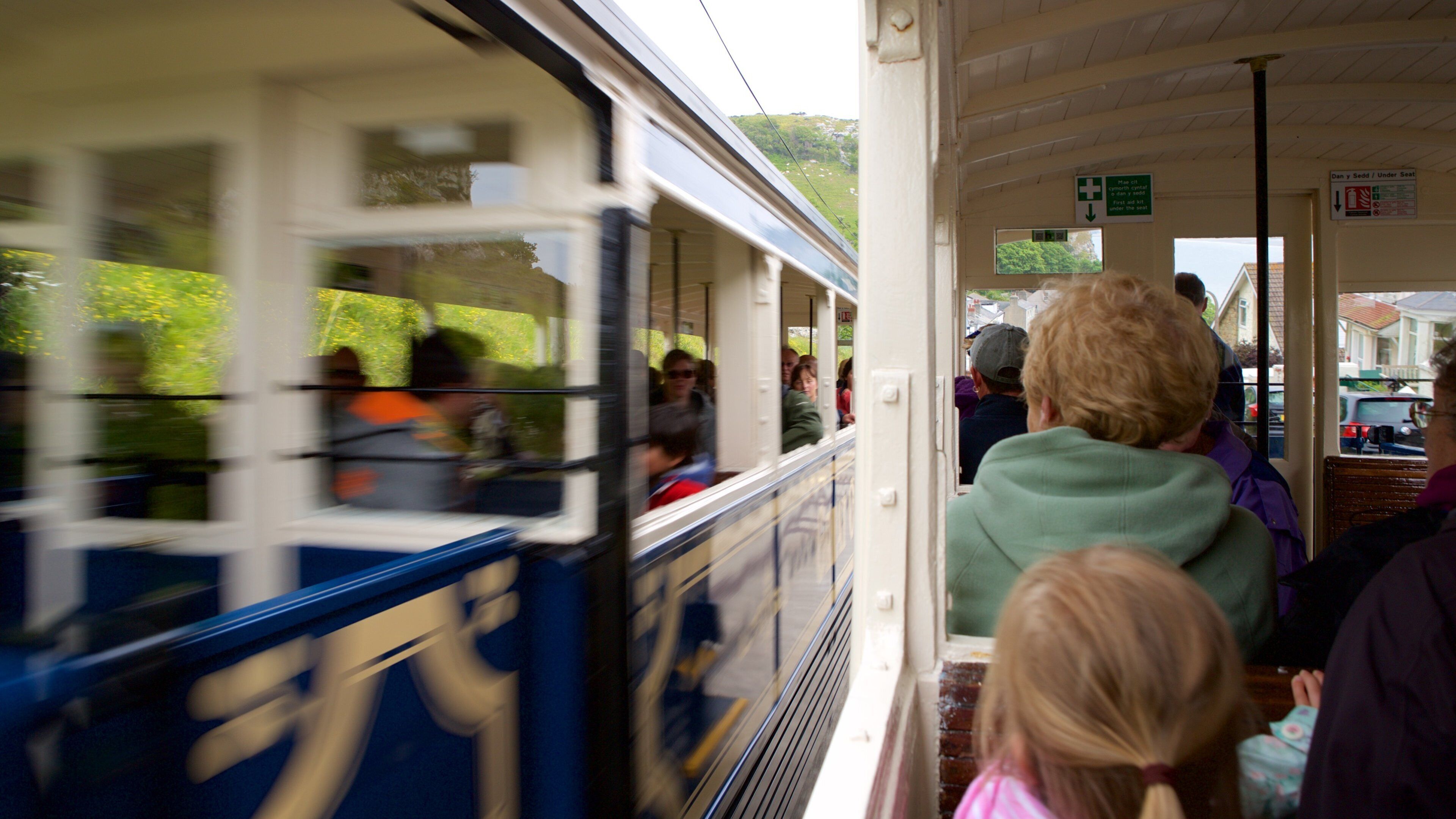 Great Orme Tramway mostrando elementos ferroviarios y también un grupo pequeño de personas