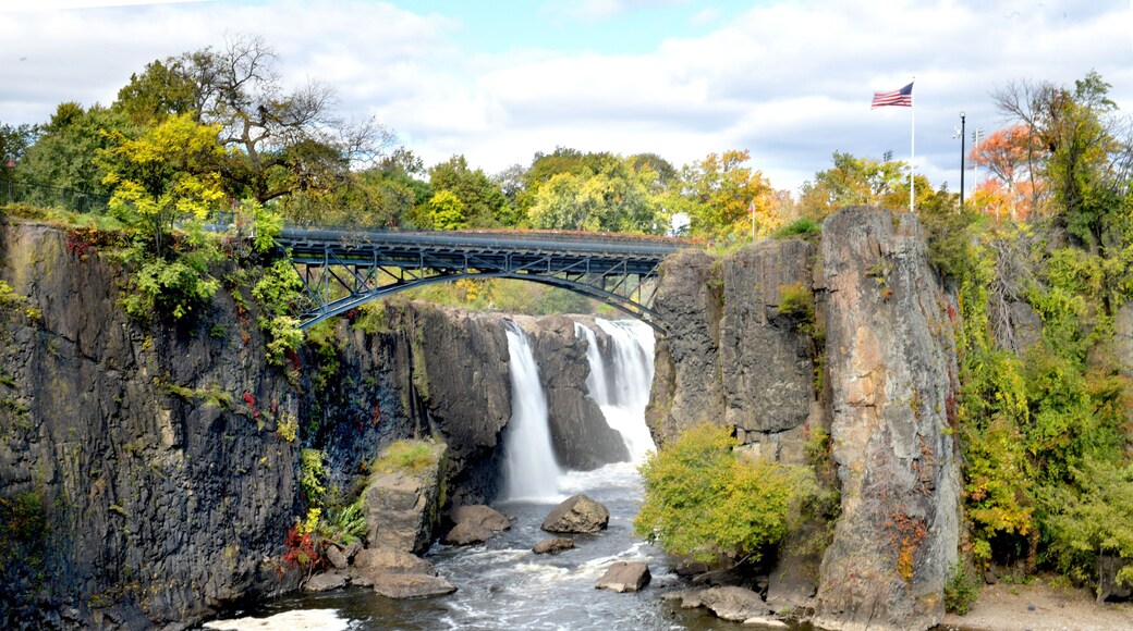 Bridge over the Waterfall, Mary Ellen Kramer Great Falls Park, City Of Paterson, New jersey, USA
