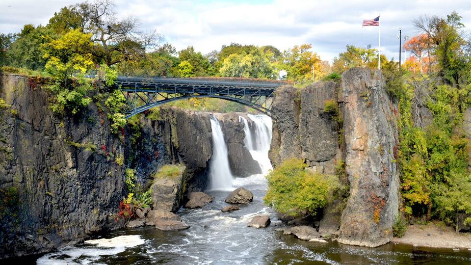 Bridge over the Waterfall, Mary Ellen Kramer Great Falls Park, City Of Paterson, New jersey, USA