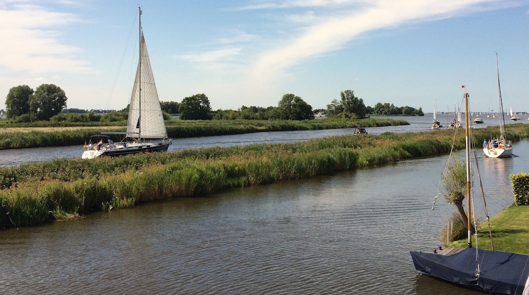 A sunny early morning view on lake Heeger (Heegermeer)