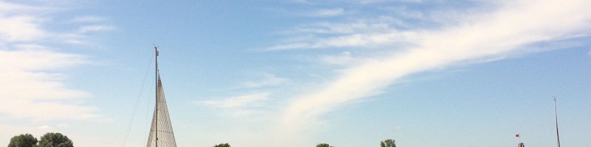 A sunny early morning view on lake Heeger (Heegermeer)