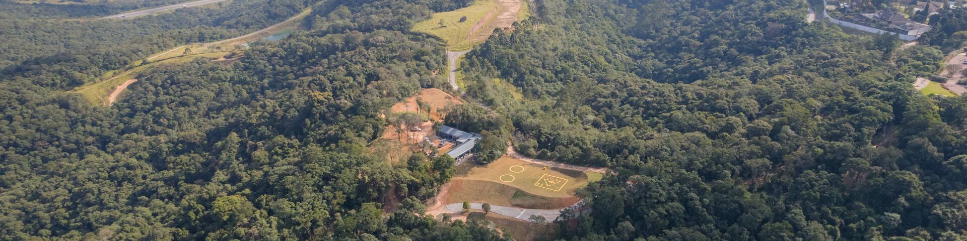 Vista aérea da cidade de Itapevi, São Paulo - Brasil. Vegetação densa, árvores, rodovia no interior do Brasil, América do Sul.