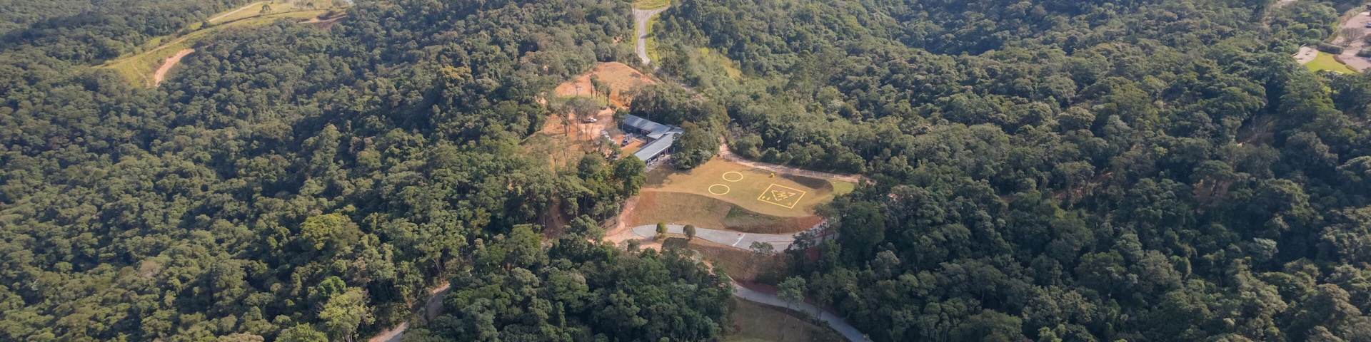 Vista aérea da cidade de Itapevi, São Paulo - Brasil. Vegetação densa, árvores, rodovia no interior do Brasil, América do Sul.