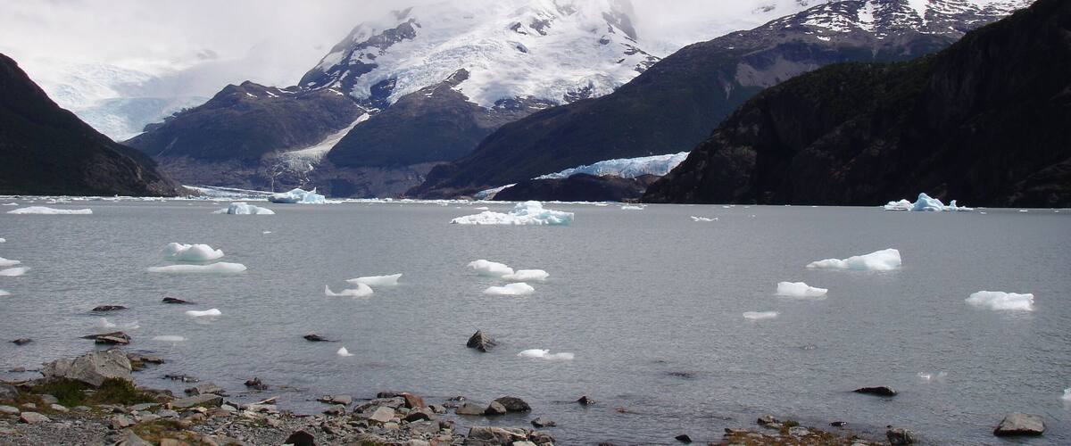 #Patagonia #Argentina #glacier #Onelli #GreatOutdoors
O Glaciar Onelli fica no Parque Nacional Los Glaciares na Patagônia Argentina. O Onelli desemboca na Baía Onelli, junto com outros dois glaciares. Visitei a parte do parque que fica perto da cidade de El Calafate. Os principais glaciares nesta parte sâo o Perito Moreno, o Upsala, o Spegazzini e o Onelli. A altura dos glaciares vai de 30-60m no caso do Perito Moreno, 80-135m para o Spegazzini e de 60-80m para o Upsala. .
Sem a originalidade de Yuri Gagarin, me atrevo a dizer ... os glaciares são azuis !
The Onelli Glacier is in the Los Glaciares National Park in Patagonia Argentina. Onelli flows into Onelli Bay, along with two other glaciers. I visited the part of the park that is near the city of El Calafate. The main glaciers in this part are Perito Moreno, Upsala, Spegazzini and Onelli. The height of the glaciers goes from 30-60m in the case of Perito Moreno, 80-135m for Spegazzini and 60-80m for Upsala. .
Without the originality of Yuri Gagarin, I dare say ... the glaciers are blue!