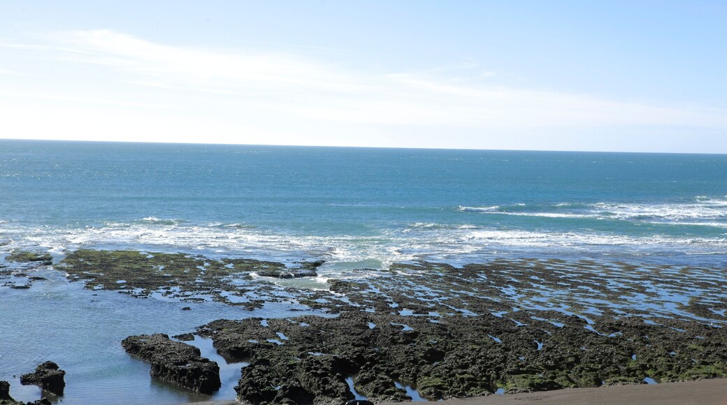 丘布特 呈现出 崎嶇的海岸線