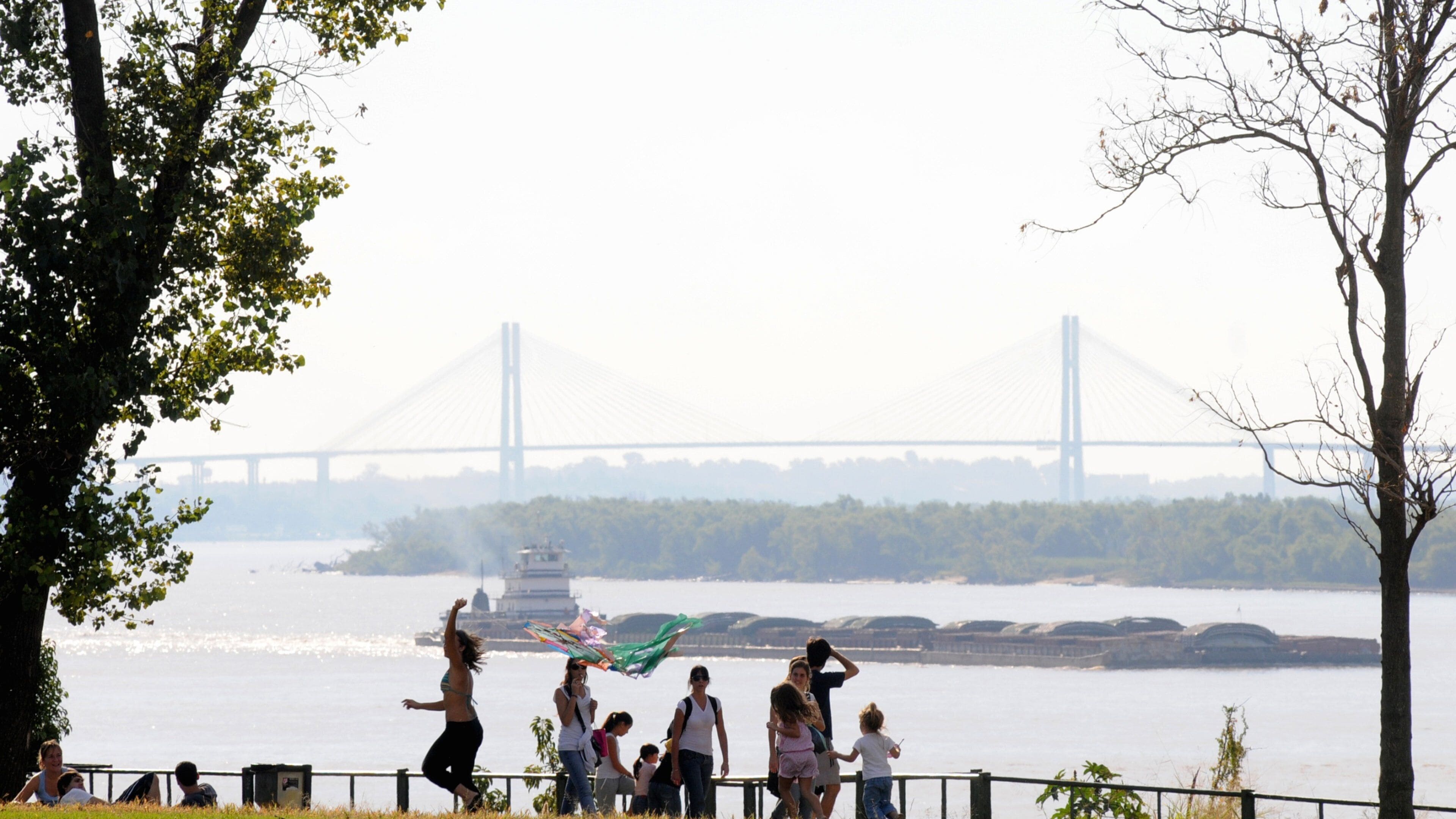 Santa Fé caracterizando paisagem assim como um grande grupo de pessoas