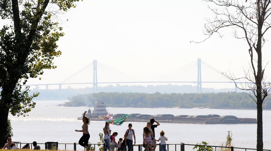Santa Fe caratteristiche di vista del paesaggio cosi come un grande gruppo di persone