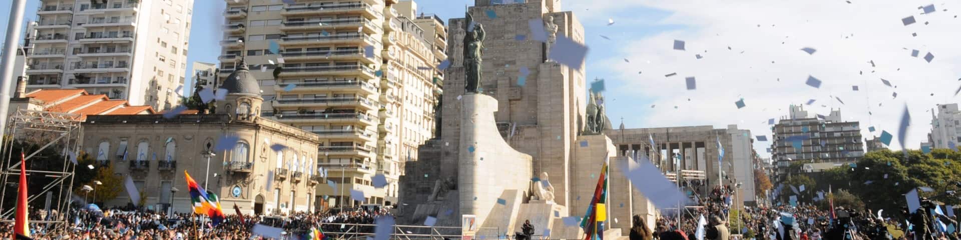 Santa Fé caracterizando uma cidade e um festival assim como um grande grupo de pessoas