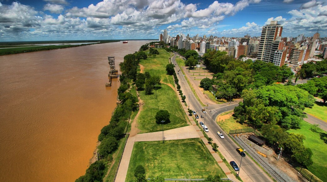 Santa Fe mostrando città e fiume o ruscello