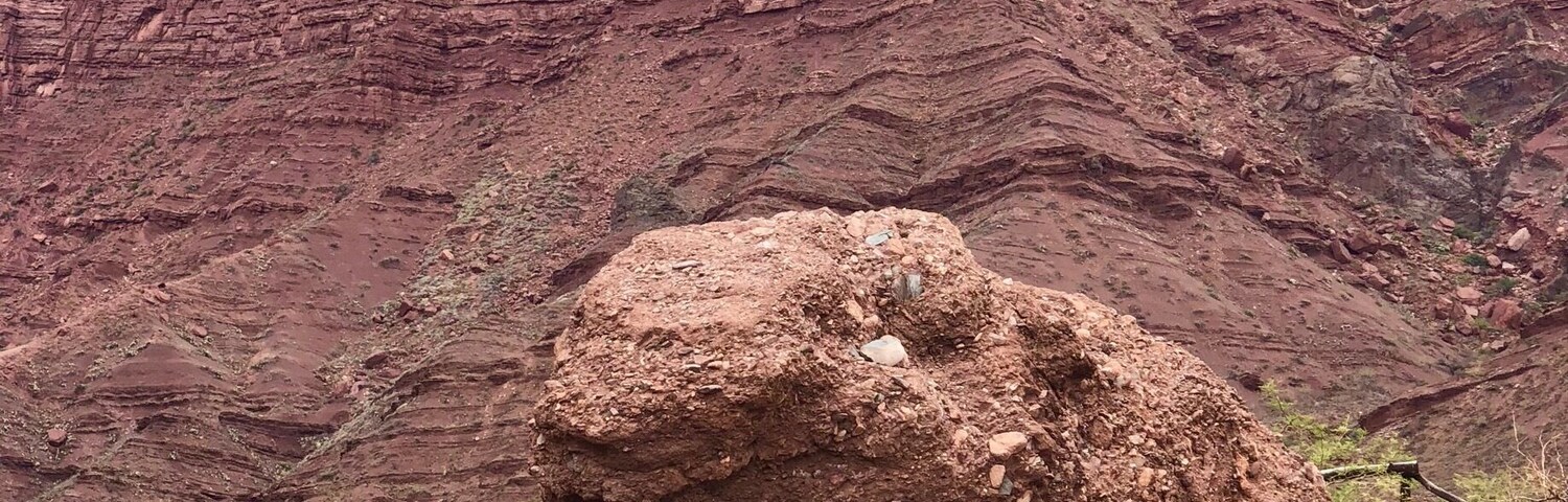 Uma grande formação rochosa com uma placa indicando 'El Sapo Reserva Natural Quebrada de las Conchas Área Protegida'.