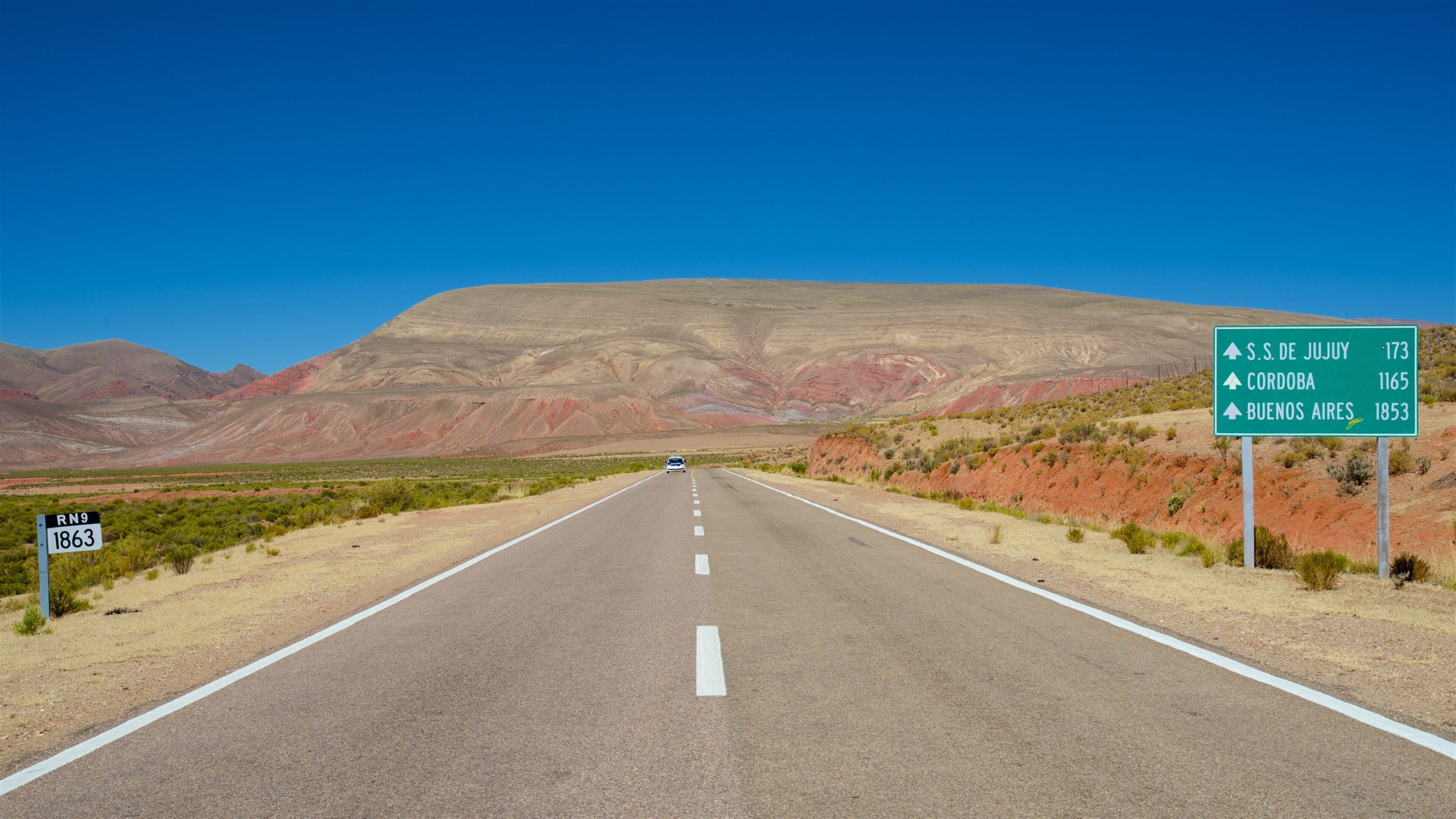 Jujuy mettant en vedette signalisation, scènes tranquilles et vues du désert