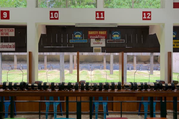 Campo de tiro de Phuket que incluye vistas interiores