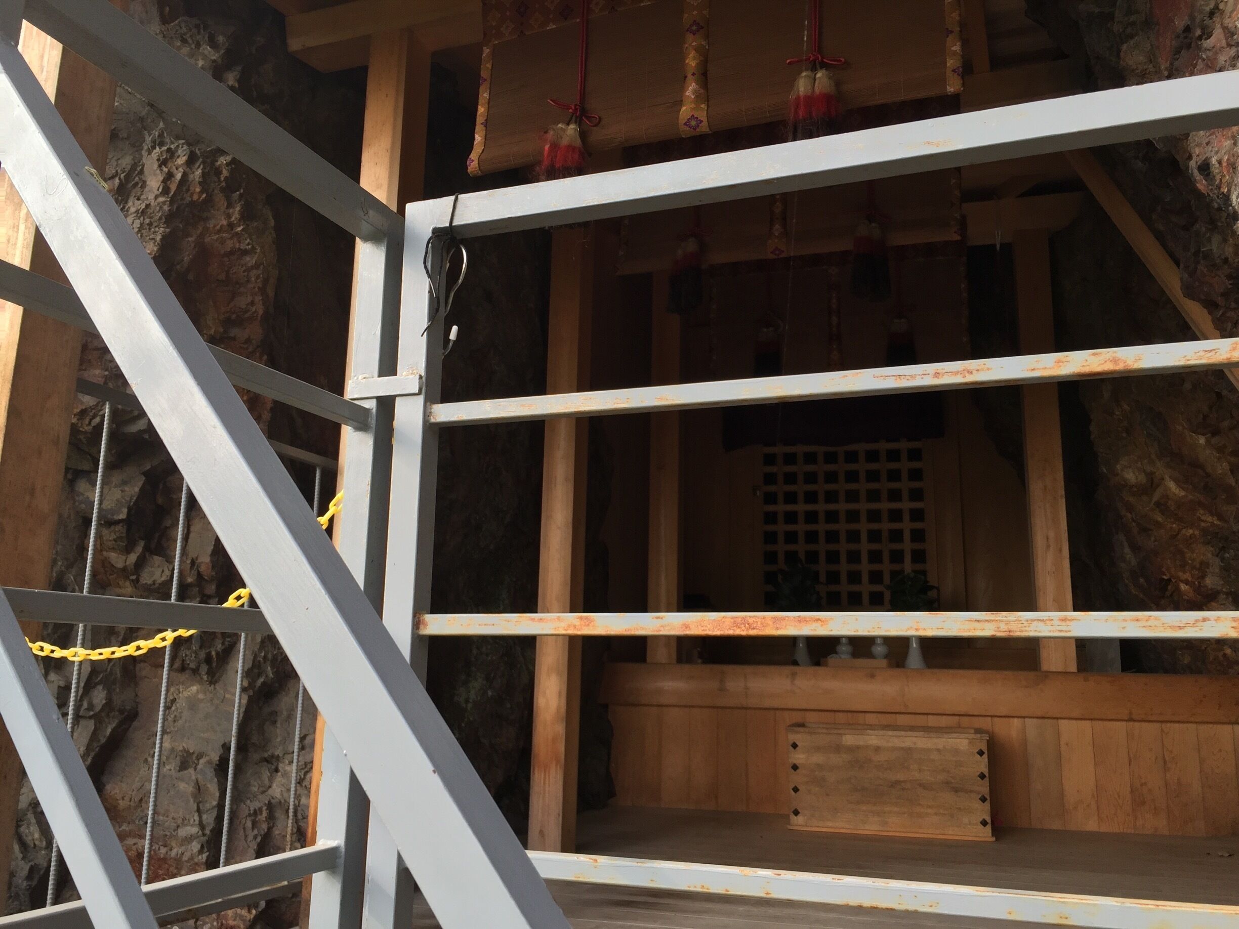 奥の院
巨岩の割れ目にあります