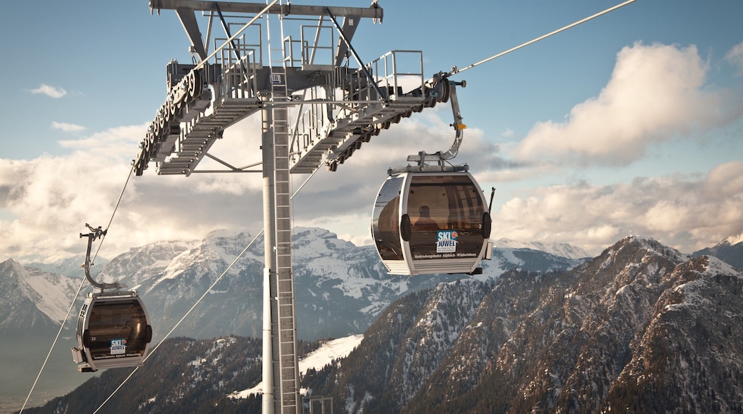 Ski Jewel Alpbachtal - Wildschoenau which includes mountains, snow and a gondola