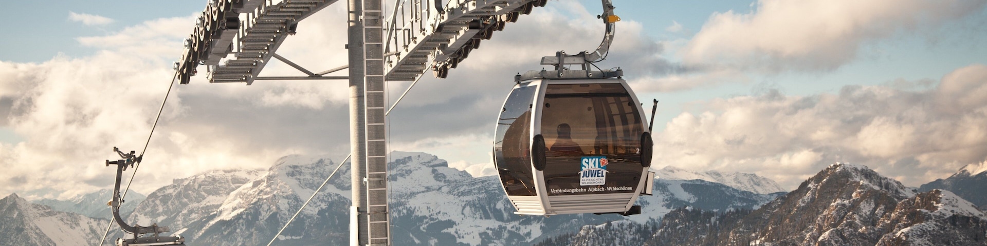 Ski Jewel Alpbachtal - Wildschoenau which includes a gondola, mountains and snow