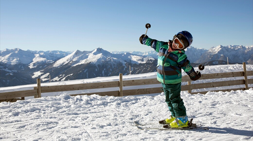 Ski Jewel Alpbachtal - Wildschoenau mostrando nieve y esquiar en la nieve y también un niño